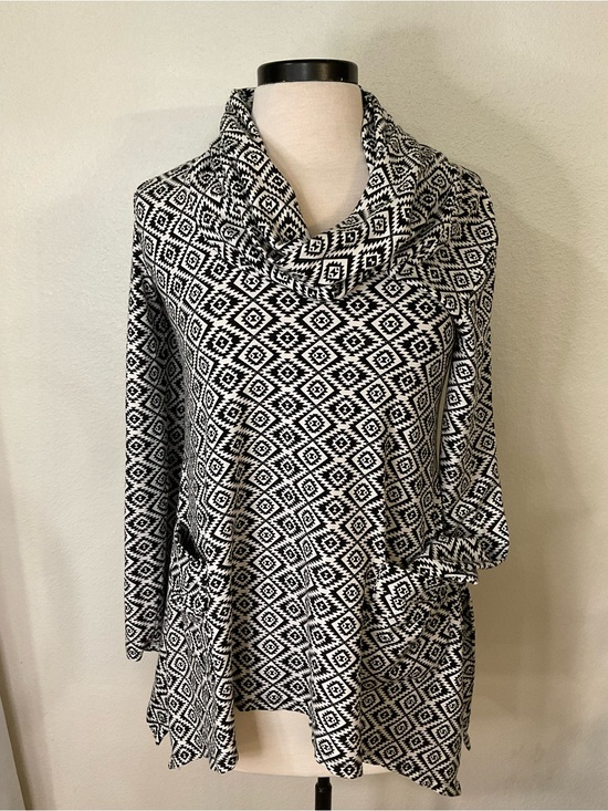 Chelsea & Theodore Tops - Chelsea & Theodore Women’s L Black & White Geometric Cowl Neck Tunic